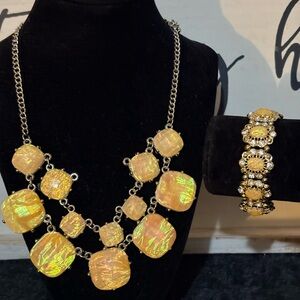 Elegant Vintage Gold Necklace and Bracelet Set